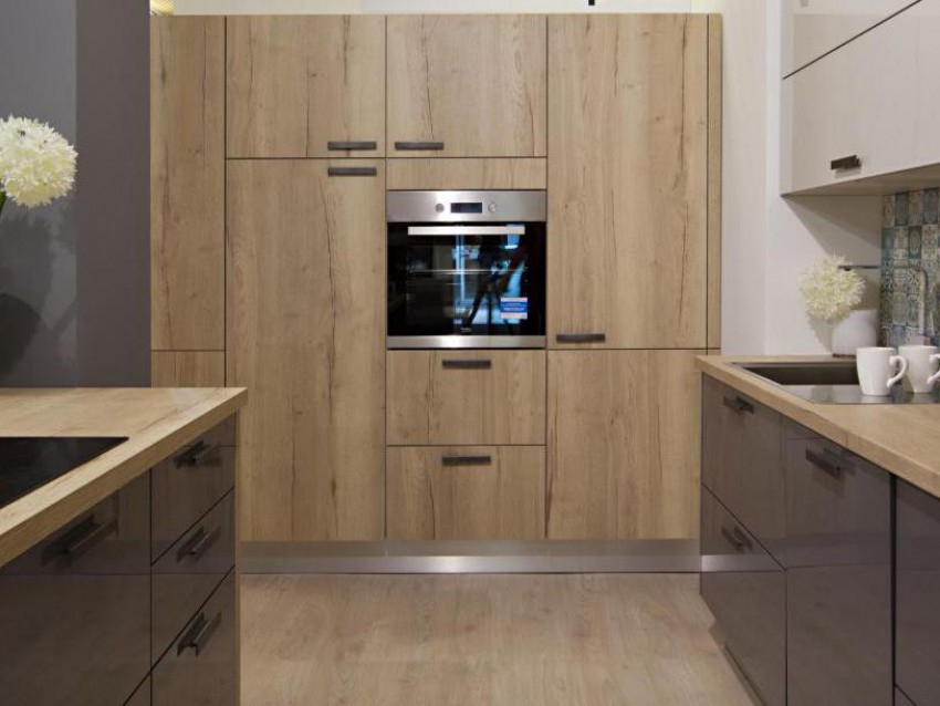 <p>V sodobno zasnovanih kuhinjah so nepogrešljive visoke omare.</p>