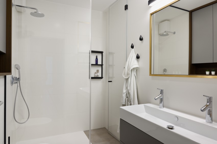 Tudi interier kopalnice sledi po barvni shemi in materialih drugim prostorom.