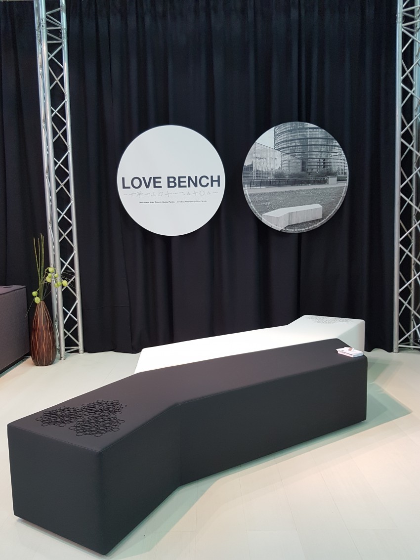 Klop Love Bench, ki sta jo oblikovali Anka Štular in Mateja Panter, izdelali pa v podjetju Oblazinjeno pohištvo Novak.