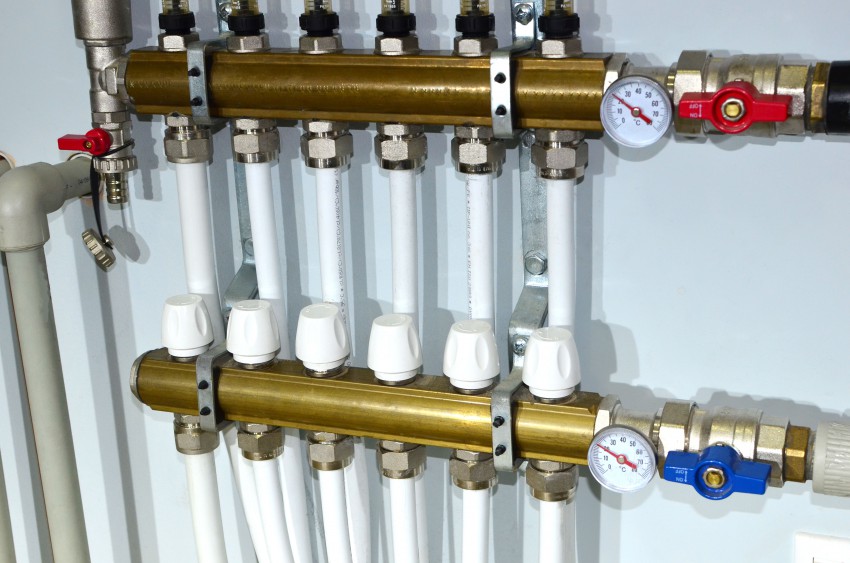 Regulacija: termostati krmilijo termopogone, ki so vgrajeni na posamezne zanke talnega ogrevanja na razdelilcu.