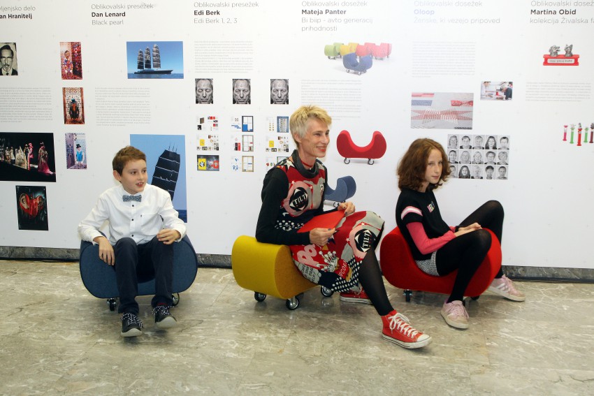 <p>Oblikovalka Mateja Panter (v sredini), avtorica oblazinjenega avtomobila za otroke Bi biip</p>