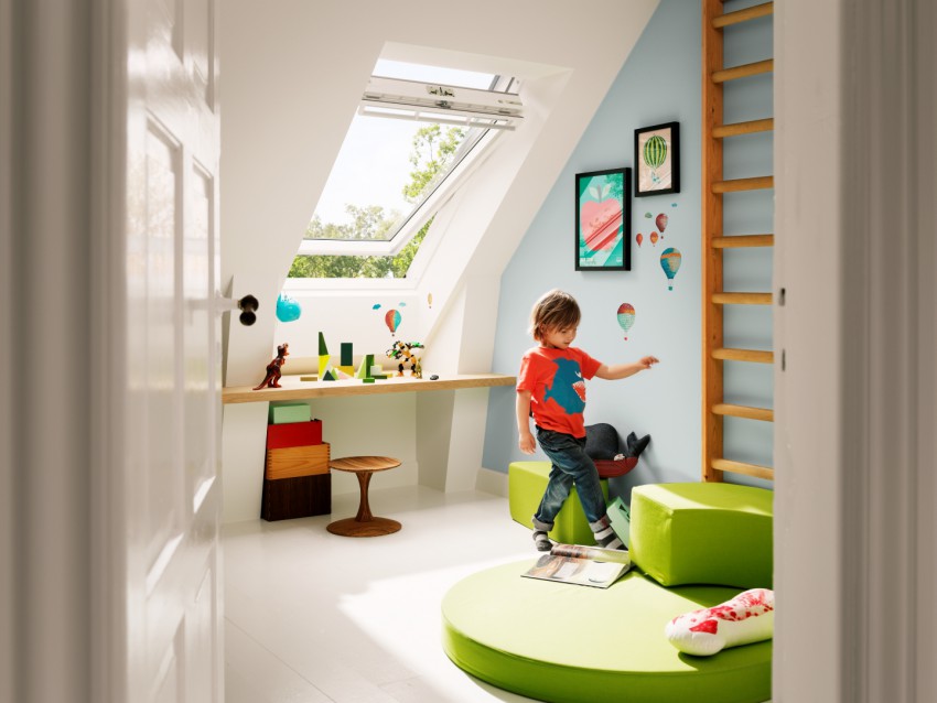 Menjava strešnega okna je enostavna in hitra. Z nekaj pisanimi kosi pohištva in beljenjem stene je otroška soba prenovljena precej hitro in učinkovito.