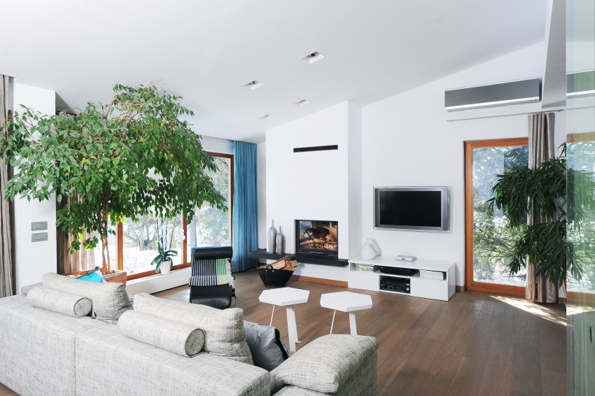 <p>Brezčasen interier hiše dopolnjujejo pohištvo po meri in izbrani kultni kosi.</p>