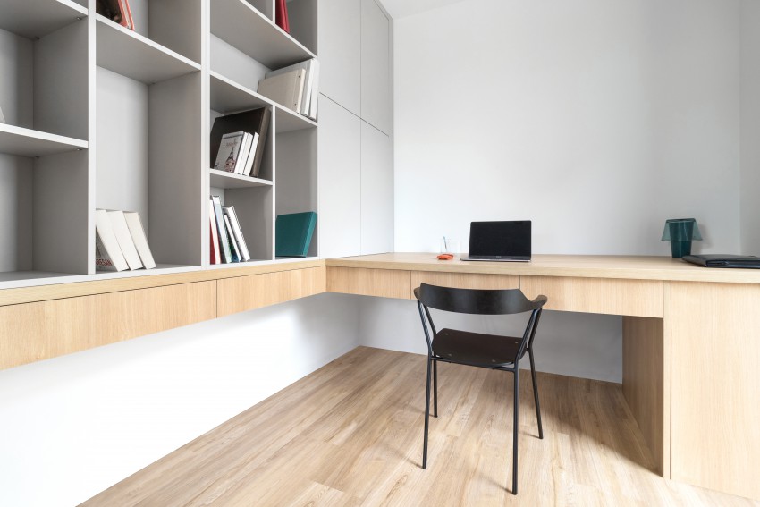 <p>V delovnem kabinetu lesena vgrajena miza zaobjame vogal sobe in postane nosilec za knjižne omare.</p>