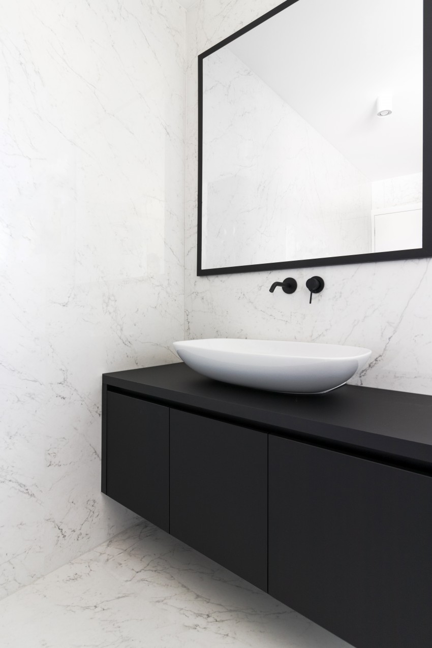 <p>Črna barva je v kopalnici kontrast marmornim ploščam.</p>
