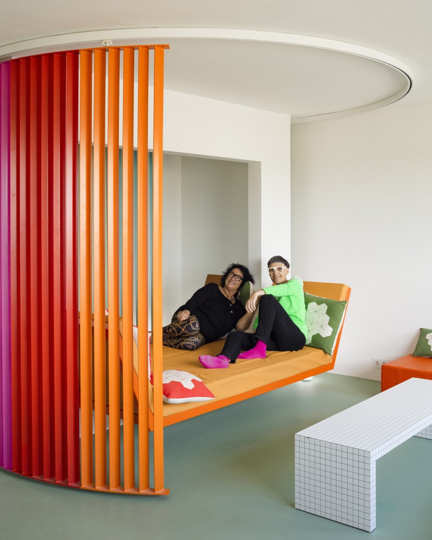<p>Lastnica Michèle Monory in francoska industrijska oblikovalka Matali Crasset, ki je zasnovala interier stanovanja.</p>