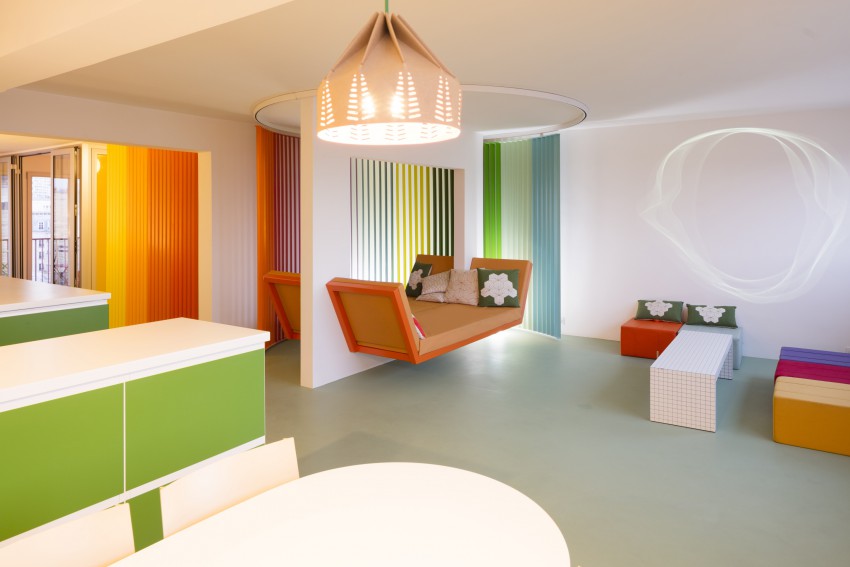 <p>Mavrična paleta barv zaznamuje pariško stanovanje, ki ga je zasnovala ena najbolj znanih francoskih industrijskih oblikovalk Matali Crasset.</p>