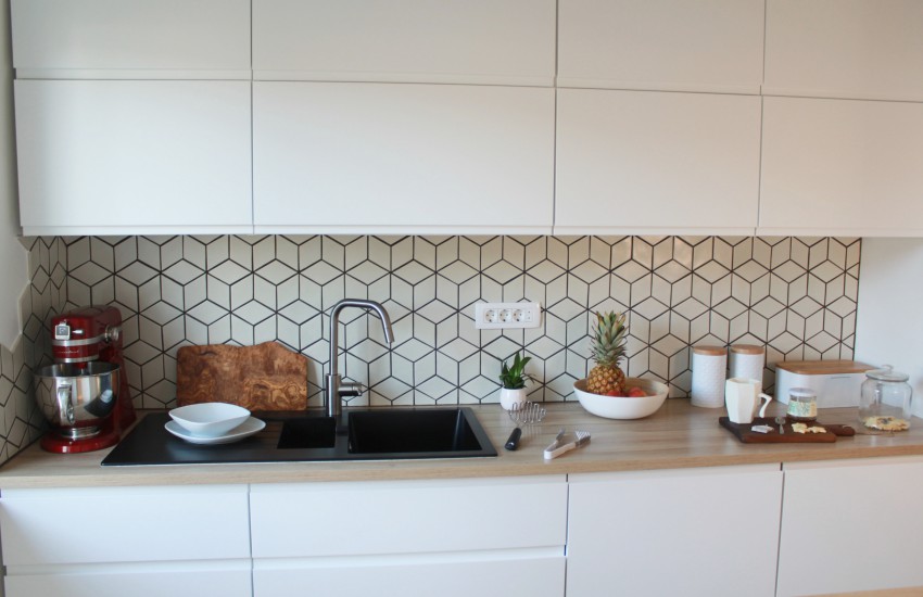 Primer keramičnih ploščic, ki jih je izdelal za steno nad kuhinjskimi omaricami po željah naročnikov.