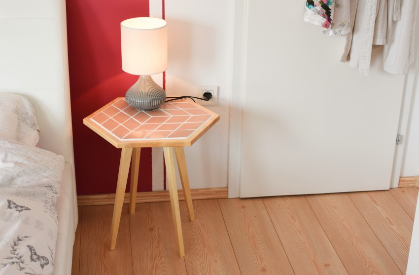 <p>Unikatna klubska mizica iz javorjevega lesa in ročno  izdelanih ploščic.</p>