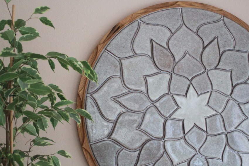 <p>Žiga Tomc je med drugim izdelal tudi uokvirjen mozaik mandale. Pri tem je uporabil posebno glazuro na ploščicah, pri kateri gre za večplastno pokanje, ki ustvari lep dekorativni učinek.</p>