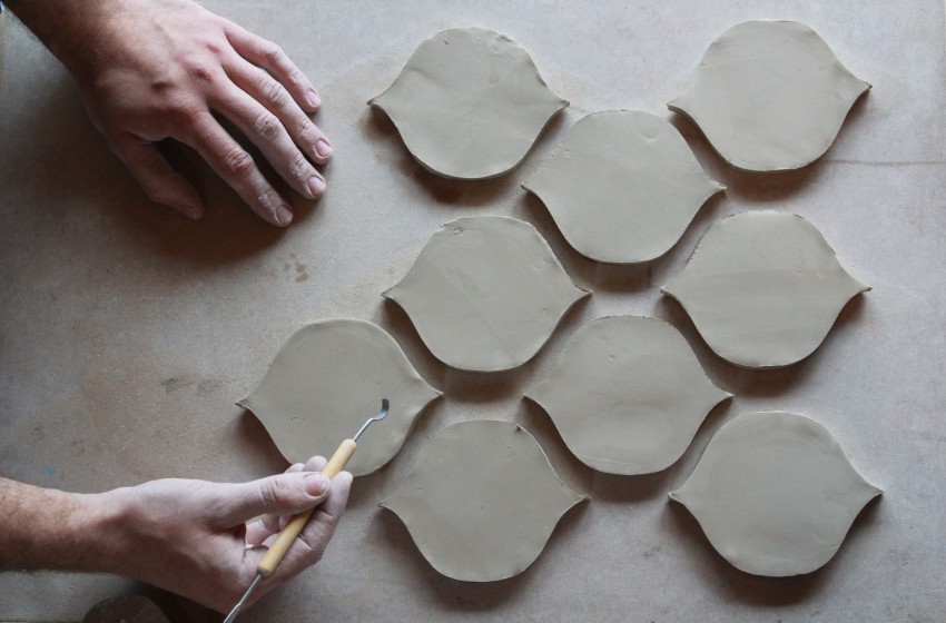<p>Proces izdelave keramičnih ploščic, ko je glina še mokra.</p>