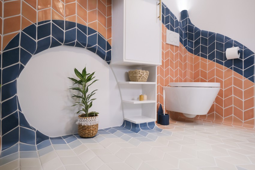 <p>Primer uporabe ukrivljenih keramičnih ploščic v kopalnici, ki jih Žiga Tomc ročno izdeluje v domači delavnici.</p>