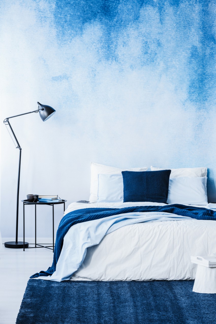 Modri odtenek, ki deluje pomirjajoče in elegantno, lahko vnesete v spalnico tudi z različnimi dodatki in tkaninami.