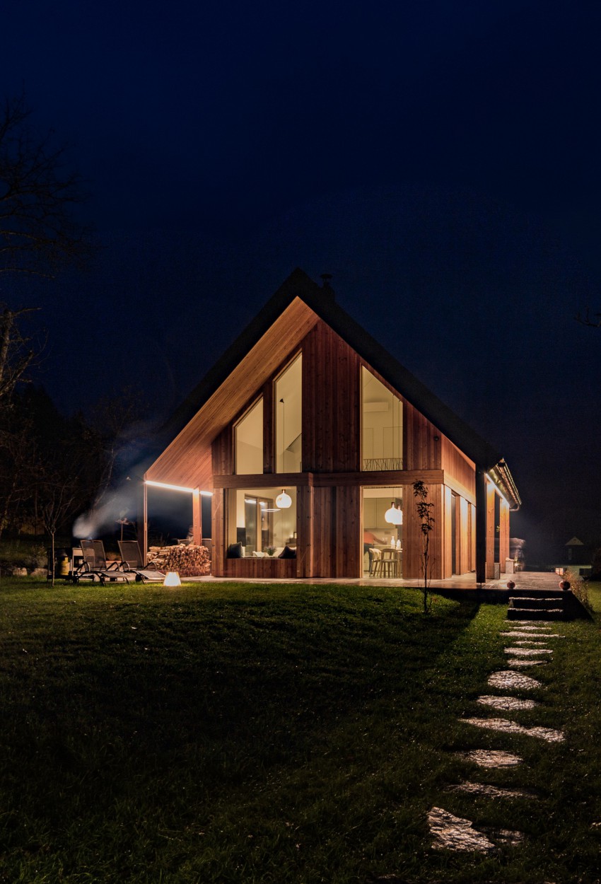 <p>Hiša zaživi v drugačni podobo ob večerih, ko skozi steklene površine odsevajo luči.</p>