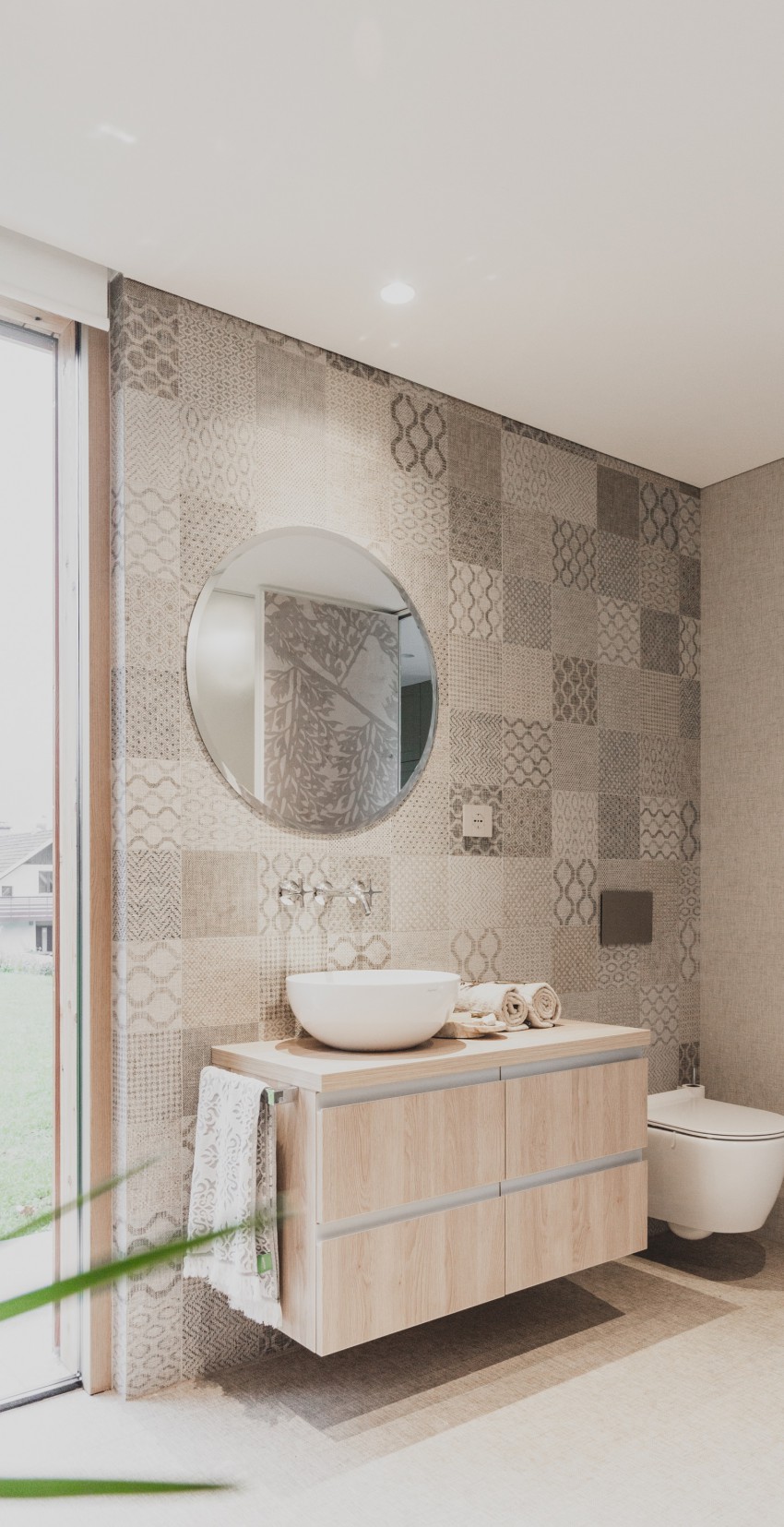 <p>V kopalnici so za talno in stensko oblogo izbrali keramične ploščice v umirjenih zemeljskih odtenkih.</p>