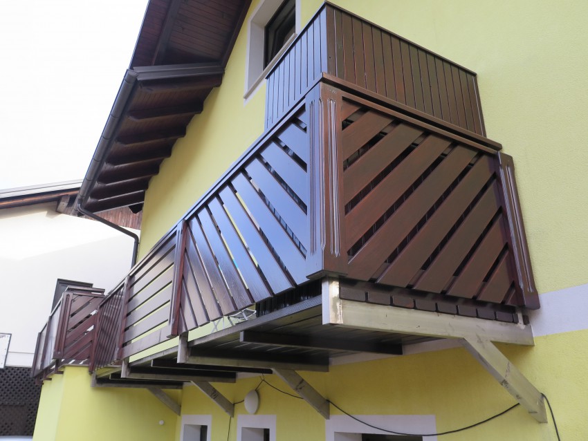 Lesen balkon na kovinskih konzolah je dobra rešitev.