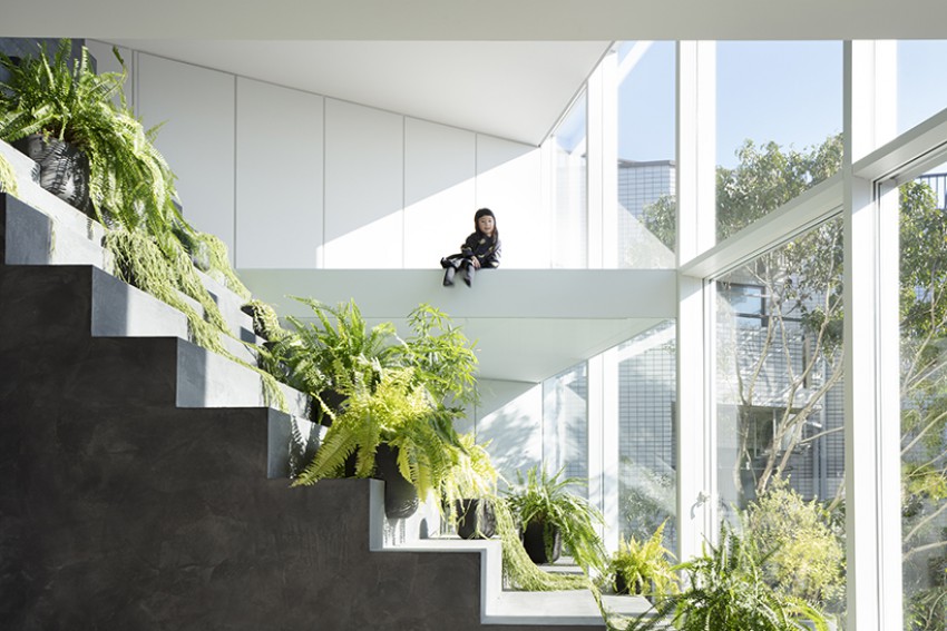 <p>Japonski oblikovalec in arhitekt Oki Sato, ki ga v oblikovalskem svetu poznamo pod imenom Nendo, je zasnoval hišo za dve generaciji. Zaznamuje jo stopnišče, ki se vije iz zunanjosti vse do vrha hiše.</p>