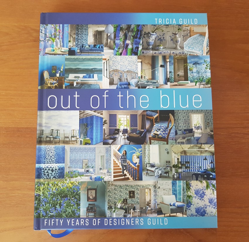 <p>Knjiga Out of the Blue je že osemnajsta po vrsti, ki jo je napisala britanska oblikovalka Tricia Guild, ki velja za mojstrico kombiniranja barv in nenavadnih vzorcev.</p>