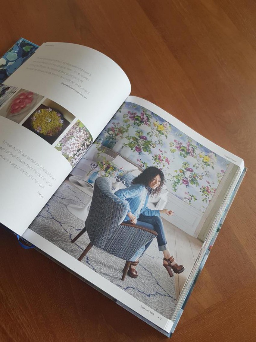 <p>Britanska oblikovalka tekstilij za dom Tricia Guild je pred kratkim izdala knjigo z naslovom Out of the Blue, ki odstira pet desetletij ustvarjanja oblikovalke in njenega podjetja.</p>