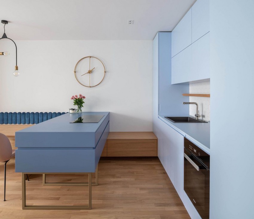 <p>Kuhinjo v svetlo modrem odtenku so zasnovali v arhitekturnem biroju idea:list studio.</p>