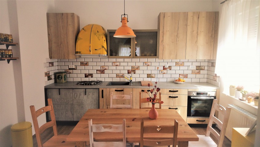 <p>Kuhinjo v naravnih odtenkih z rumenimi poudarki zaznamuje provansalski slog opreme.</p>