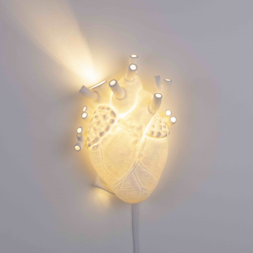 Svetilo, ki posnema obliko človeškega srca, oblikovanje Marcantonio za podjetje Seletti 