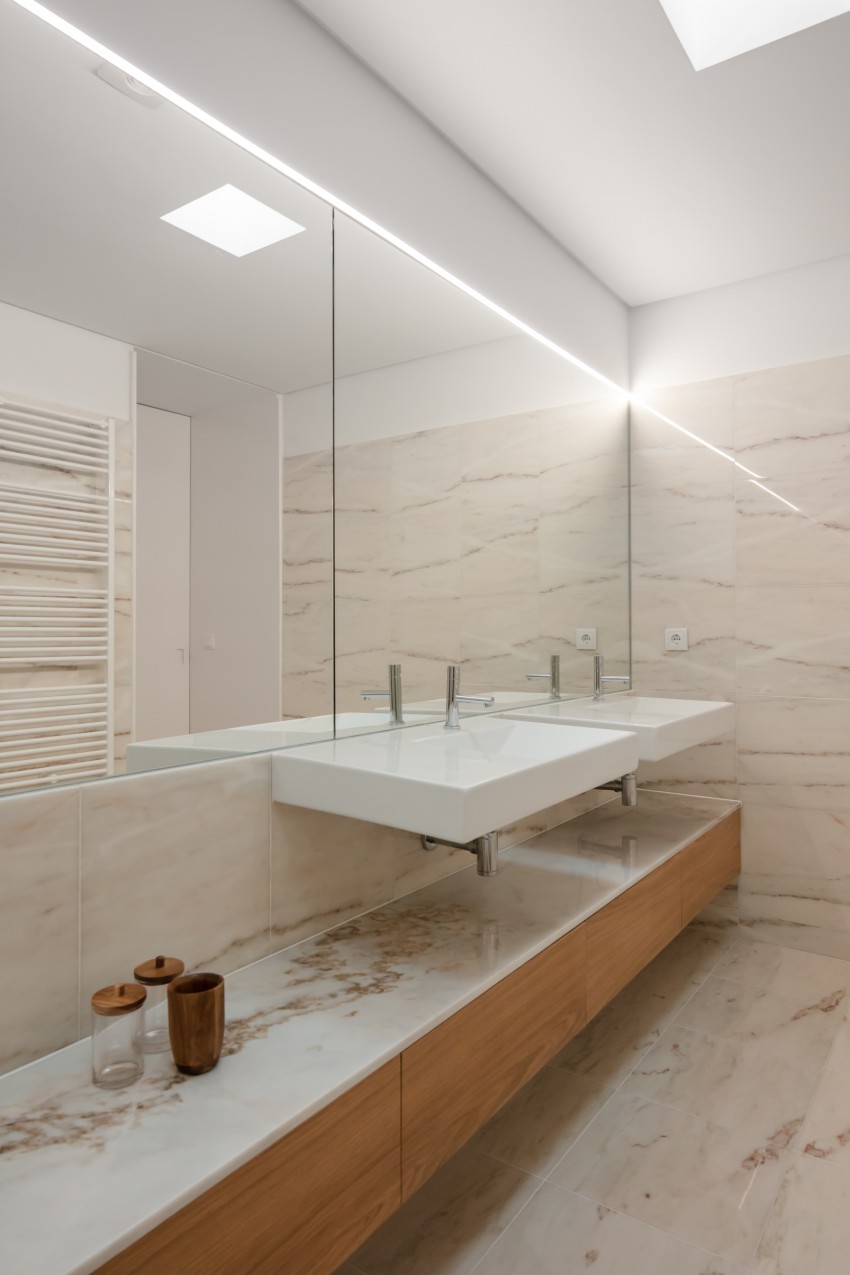 <p>Tudi v kopalnici so za talno in stensko oblogo uporabili marmor, ki prihaja iz portugalskega mesta Estremoz.</p>