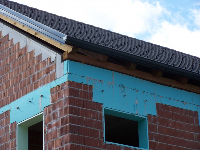 Pri gradnji je dobro, da ostrešje nekoliko dvignemo, da se bo lahko toplotna izolacija na fasadi nadaljevala v toplotno izolacijo pod streho in ne bo prekinjena.