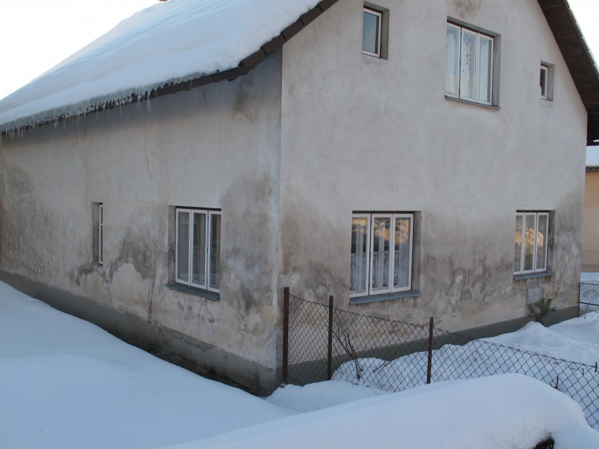 Kombinacija talne in bivalne vlage je pogosta težava starejših stavb.