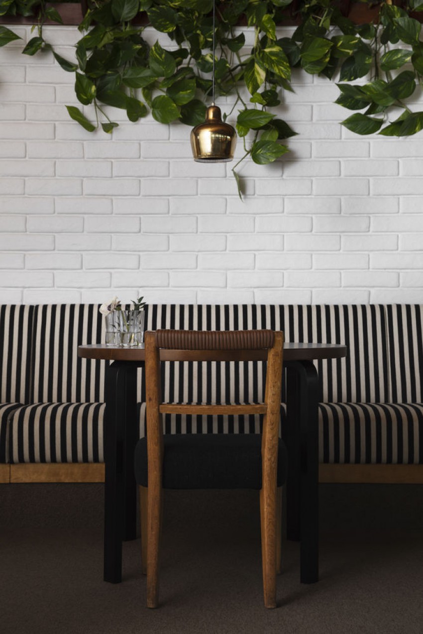 <p>Črno-bela kombinacija, ki so jo umestili interier restavracije, je poklon arhitektki in pionirki skandinavskega oblikovanja Aino Aalto, ki jo je zelo rada uporabljala pri svojem delu.</p>