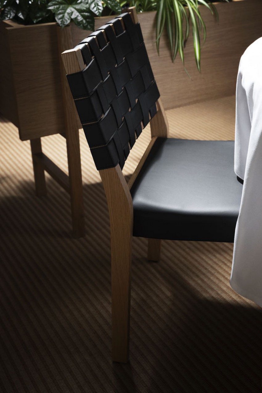 <p>Za ponovno odprtje restavracije Savoy je podjetje Artek razvilo posebno različico stola 611, ki ga je Alvar Aalto oblikoval leta 1929. Zdaj je stol izdelan iz hrastovega lesa z naslonom iz usnjenih trakov ter sedalom, oblazinjenim v črno usnje.</p>
