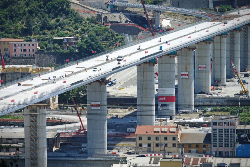 <p>Nov most, ki ga je brezplačno zasnoval priznani italijanski arhitekt Renzo Piano, je dolg 1067 metrov, širok 30 metrov, visok pa 52,20 metra.</p>