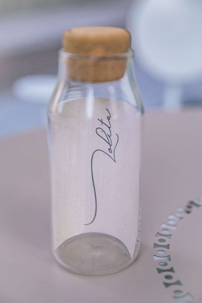 <p>Na mizah so steklenice s sporočilom, ki vabijo na ogled interierja v nastajanju.</p>
