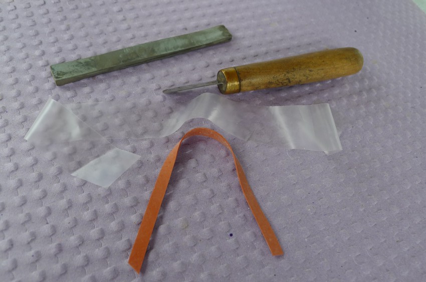 <p>Cepilni pripomočki: nabrušen in čist cepilni nož, brus, gumijasti trakovi za T-okulacijo, trakovi iz PVC-folije za ploščičasto okulacijo.</p>