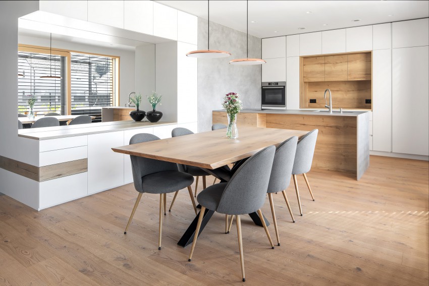 <p>Pri zasnovi interierja nove družinske hiše je bil poudarek na kuhinji in jedilnici, ker se tam družina največ zadržuje in je ta odprti prostor središče družinskega dogajanja. Interier je zasnovala arhitektka Mojca Berhtold.</p>