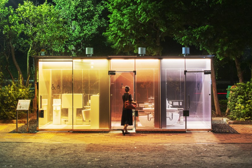 <p>Priznani japonski arhitekt Shigeru Ban je oblikoval dve javni stranišči, ki sta v celoti izdelani iz »pametnega« stekla. To pomeni, da je steklo v svoji osnovi prozorno, ko pa uporabnik zaklene<strong> </strong>vrata, se spremeni v mlečno in tako zagotovi zasebnost. To se nahaja v parku Yoyogi Fukamachi.</p>