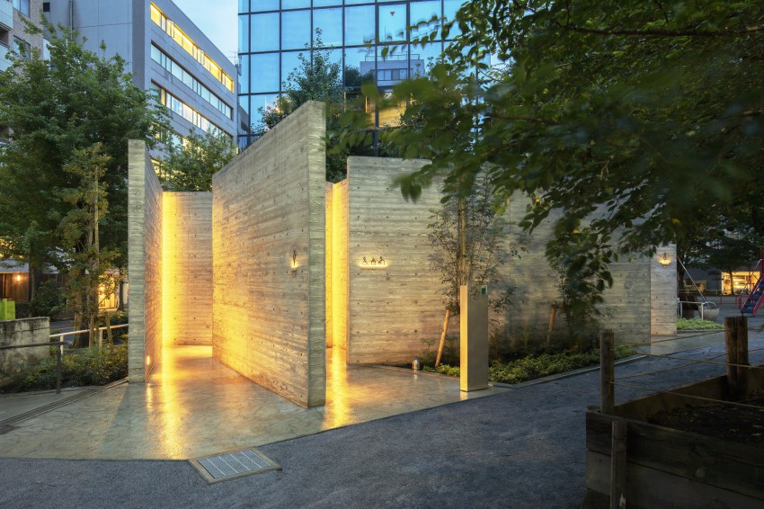 <p>V parku Ebisu so odprli prenovljeno stranišče, ki ga je zasnoval japonski notranji oblikovalec Masamichi Katayama. Navdihnila so ga prva primitivna japonska stranišča iz zgodovine. Sestavljeno je iz 15 betonskih sten, ki uporabnika vodijo do ženskega, moškega in mešanega stranišča.</p>