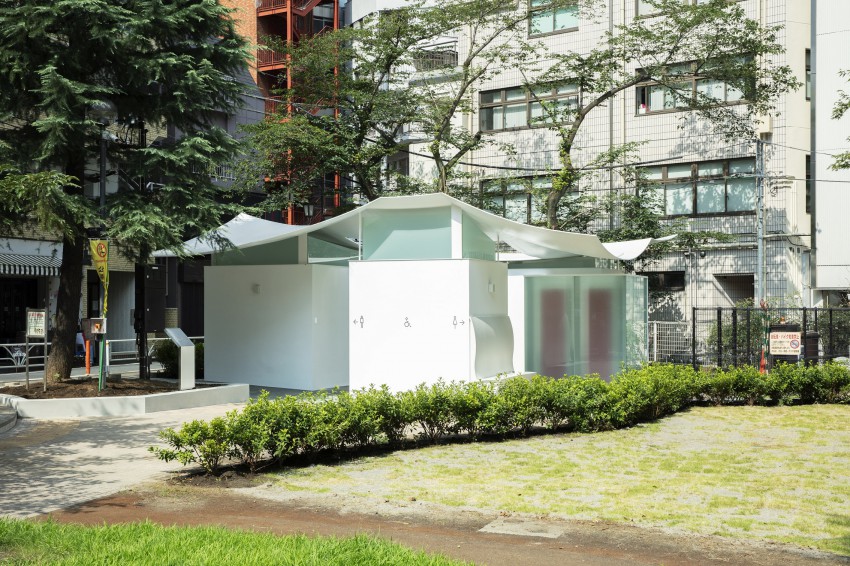 <p>V parku, kjer je otroško igrišče, si je japonski arhitekt Fumihiko Maki zamislil javno stranišče zasnovano kot paviljon.</p>