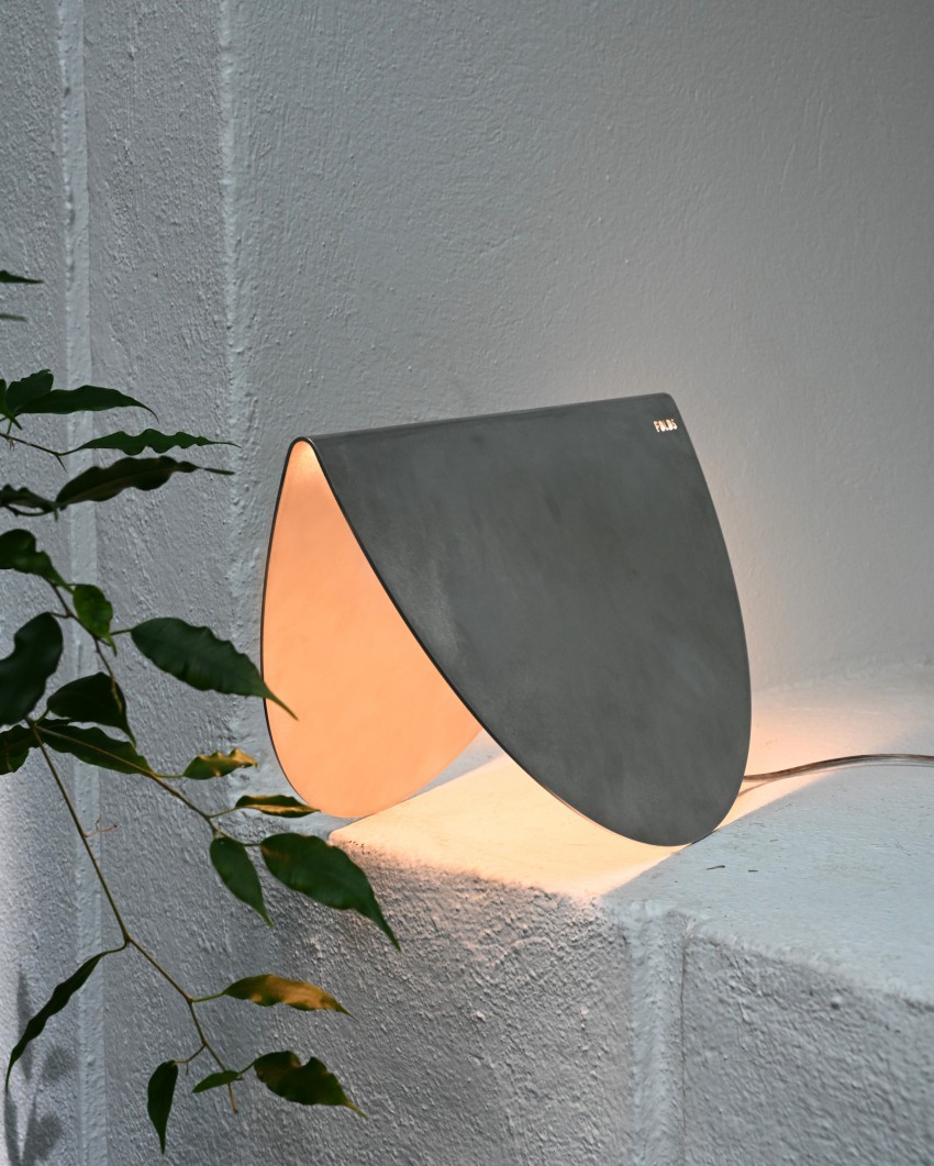 Luč Rocking Light, Folds, oblikovanje Anja Mencinger in Nikolaj Salaj