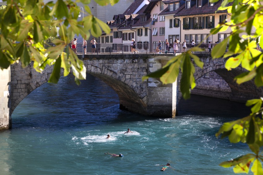 Plavanje v reki, Bern
