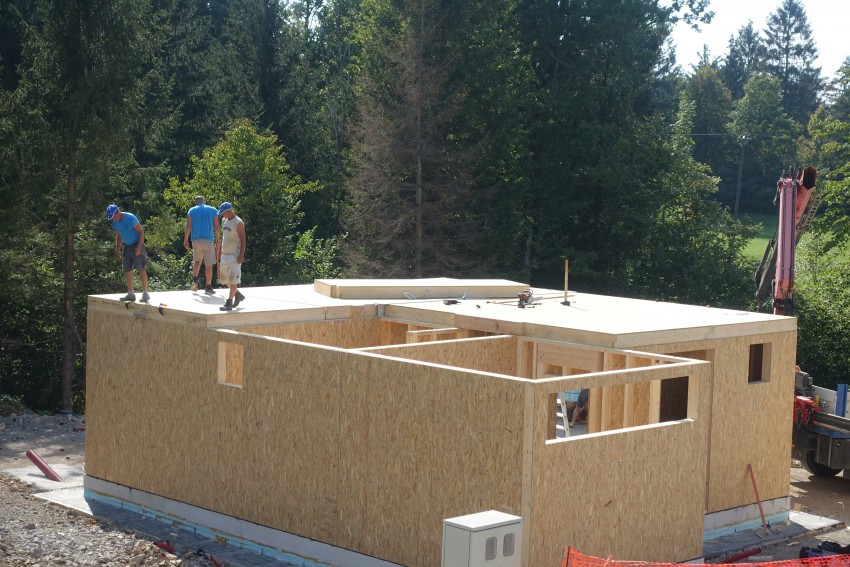 Nadzor med gradnjo lesene hiše zajema test zrakotesnosti, 100% zapolnitev vseh površin s toplotno izolacijo predvidene kakovosti in odstranitev vseh potencialnih zvočnih mostov. 