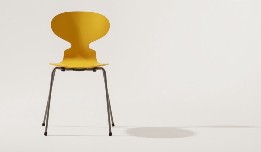Stol Ant (Mravlja) je danski arhitekt Arne Jacobsen oblikoval leta 1952. Izdelan je iz enega kosa krivljene vezane plošče.