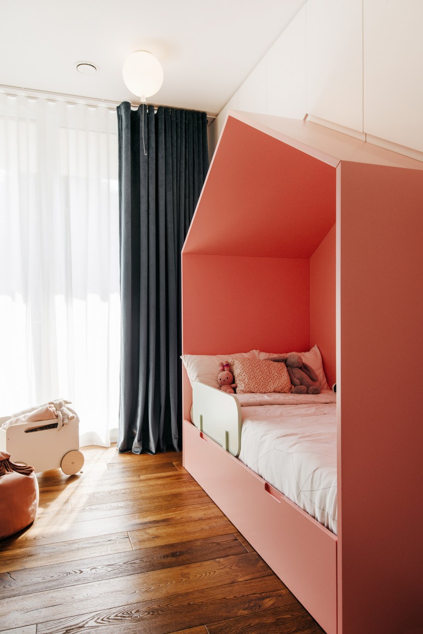 <p>Mehek in igriv ambient otroške sobe zaznamujeta tapeta in postelja v obliki hiške.</p>