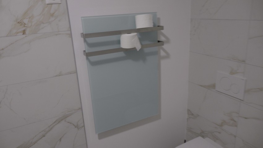 Panel drugače oblike v kopalnici.