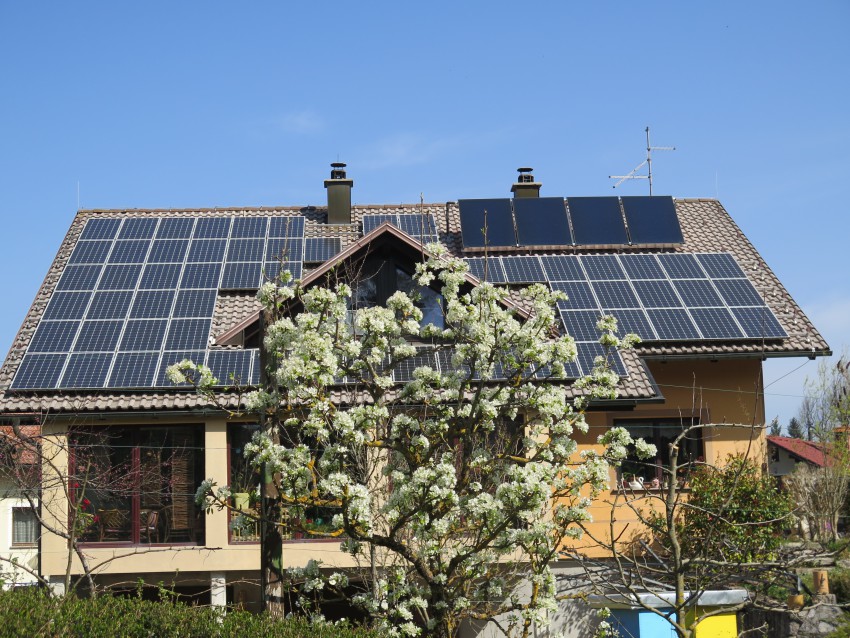 Vsaka stavba ima energetski potencial za izrabo brezplačne sončne energije. Hiša na fotografiji ima na strehi dva aktivna sistema: sončno elektrarno in sprejemnike sončne energije. Pod streho pa je viden zimski vrt, ki ga sonce pasivno ogreva.