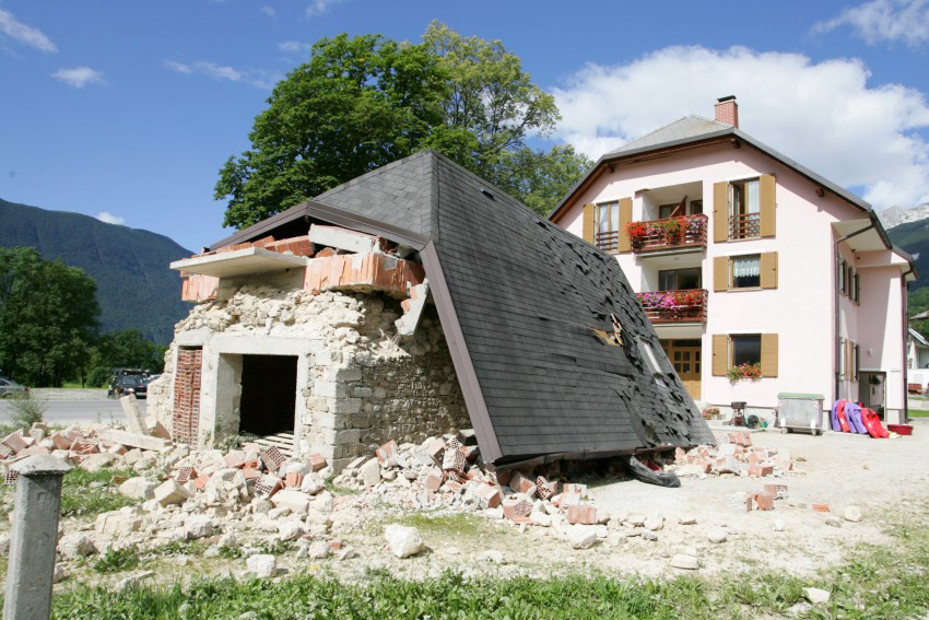 Včasih so poškodbe tolikšne, da je ceneje stavbo podreti in jo nadomestiti z novo kot sanirati. 