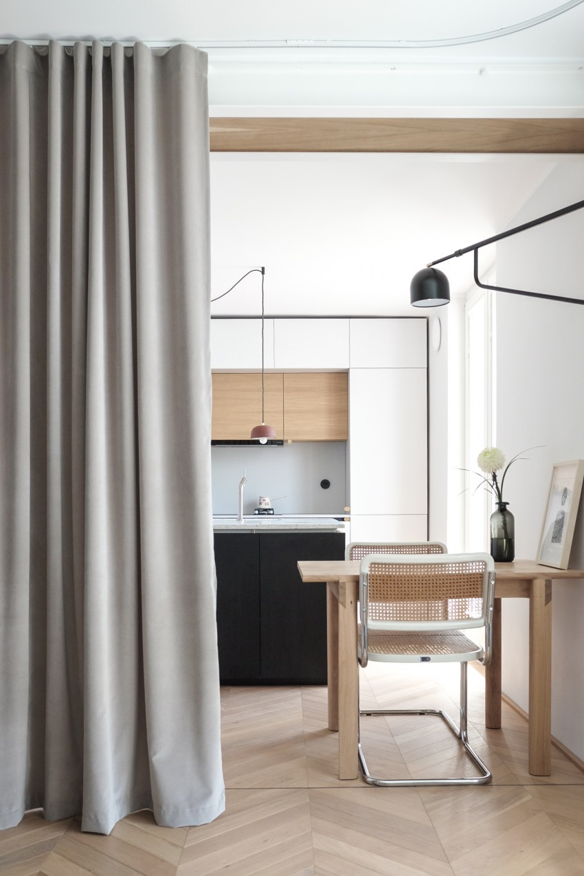 <p>V stanovanje so umestili zaveso, ki ima funkcijo ločevanja prostora, in sicer spalnice in kuhinje, hkrati pa se jo lahko uporabi tudi za zastiranje okna.</p>