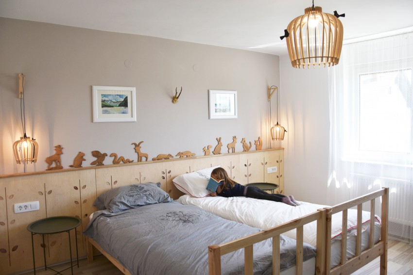 <p>V otroški soba so uporabili svetlejši brezov les. Pohištvo je zasnovano igrivo: za vzglavje postelje sta namestila veliko živalsko procesijo: to so živali, ki sta jih oblikovala za Slovenski alpski muzej.</p>