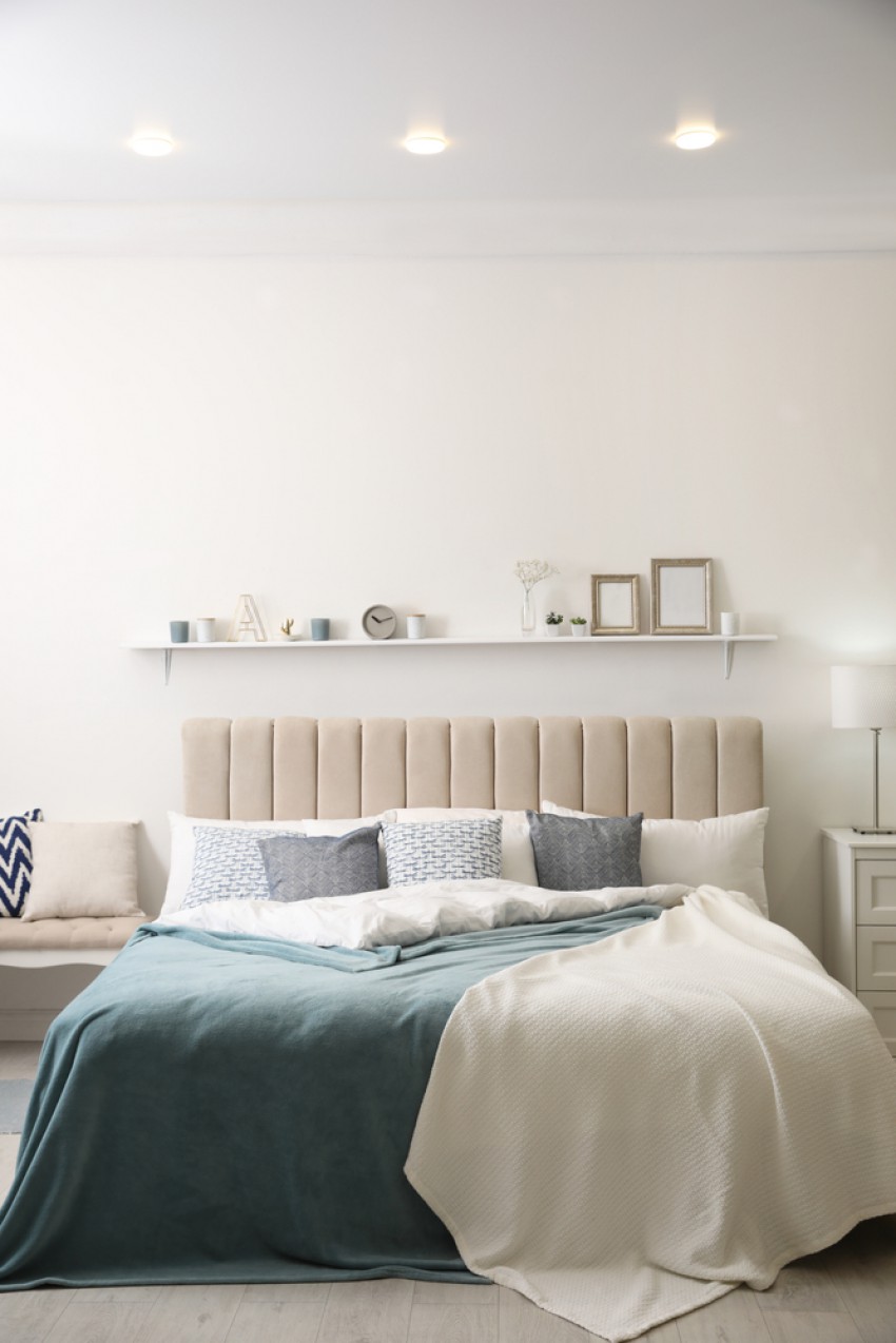 Urejena spalnica brez navlake v umirjenih barvah lahko prav tako pripomore k boljšemu spancu.