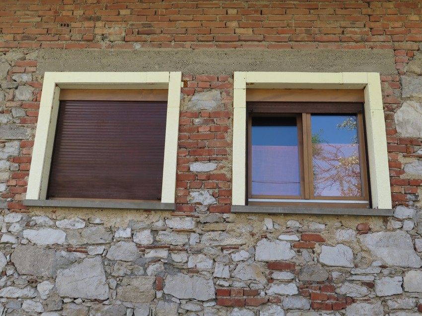 <p>Če res ne gre celovito, je takšna toplotna izolacija okenske špalete koristna.</p>